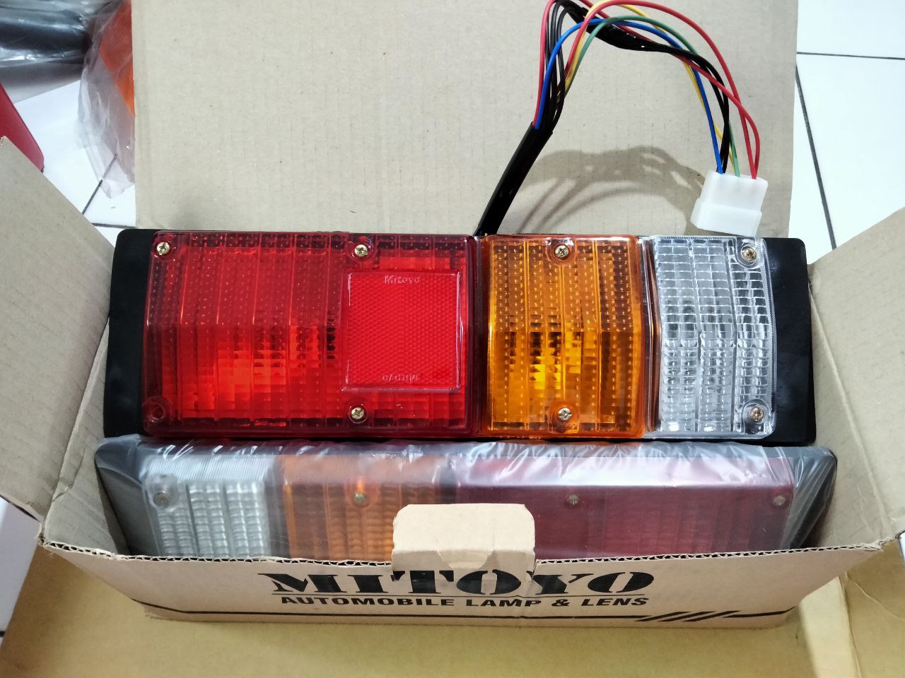 rumah lampu belakang Rear STOP LAMP Toyota Dyna 14B Rino 115PS SET