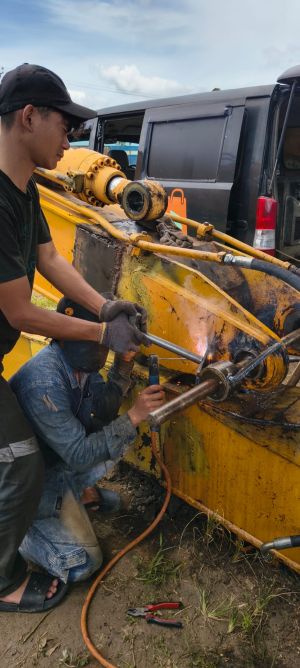 Jasa Pembuatan Lock pin Arm Hyundai 220-9SH