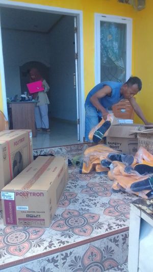 PENJUALAN DOOR TO DOOR SERVICE ALAT EKETRONIK DAN SEPATU SAFETY GO SAVE KE PELANGGAN KEBUN