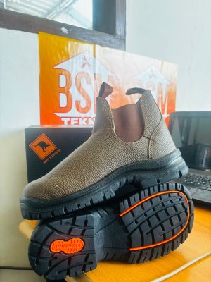 SAFETY SHOES SIZE 43 MERK Krushers WARNA COKLAT MUDA